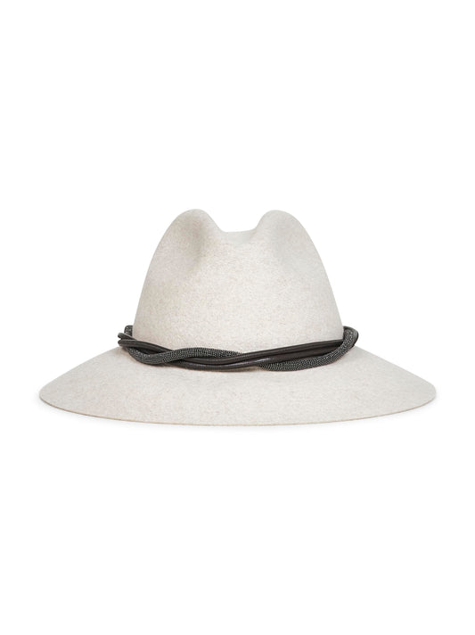 Fedora in feltro grigio con fascia in pelle e monile