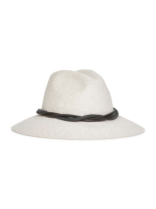 Fedora in feltro grigio con fascia in pelle e monile