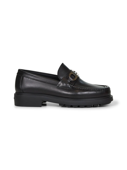 Mocassin in pelle nera con ornamento Gancini