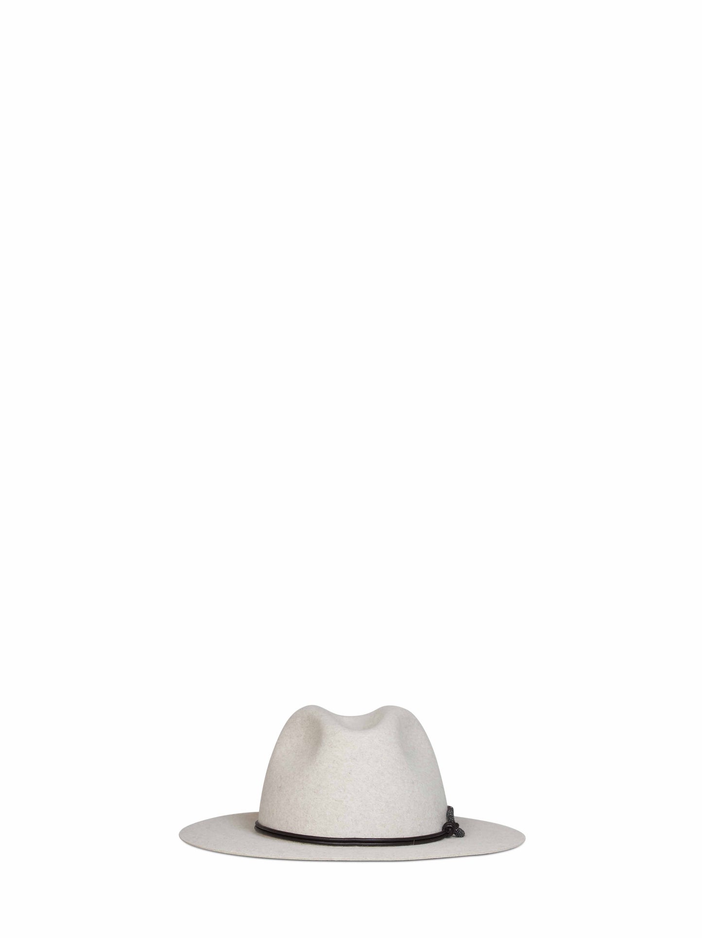 Fedora in feltro ecrù con fascia in pelle e monile