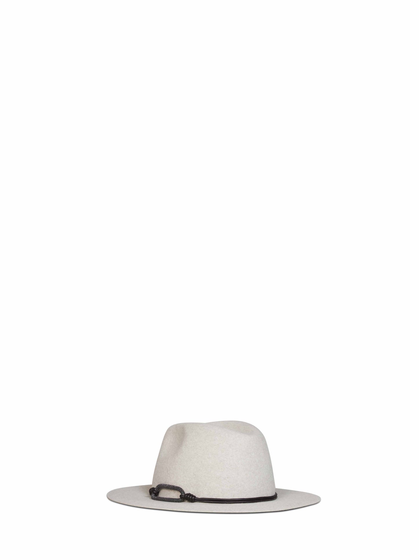 Fedora in feltro ecrù con fascia in pelle e monile