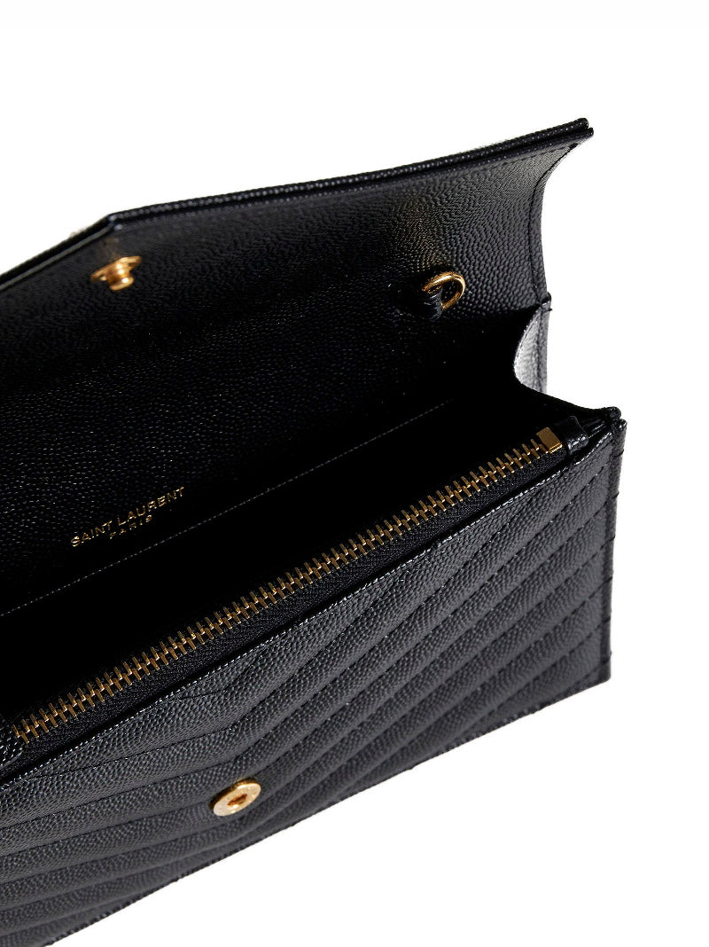 Pochette envelope con catena Cassandre Classica nera