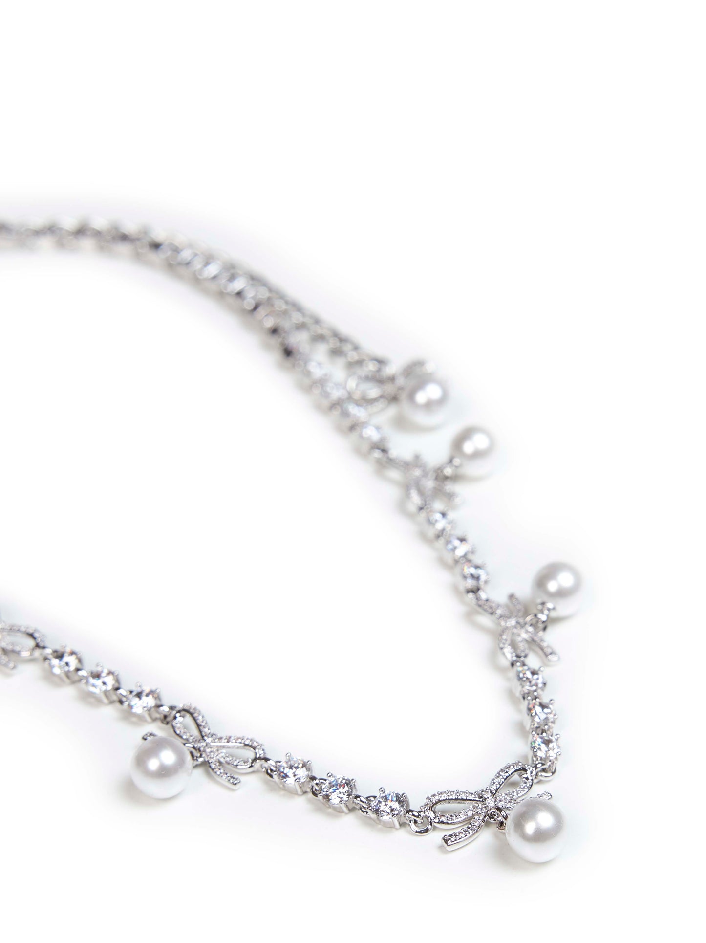 Collana con fiocchi in cristalli e ciondoli a perla argento