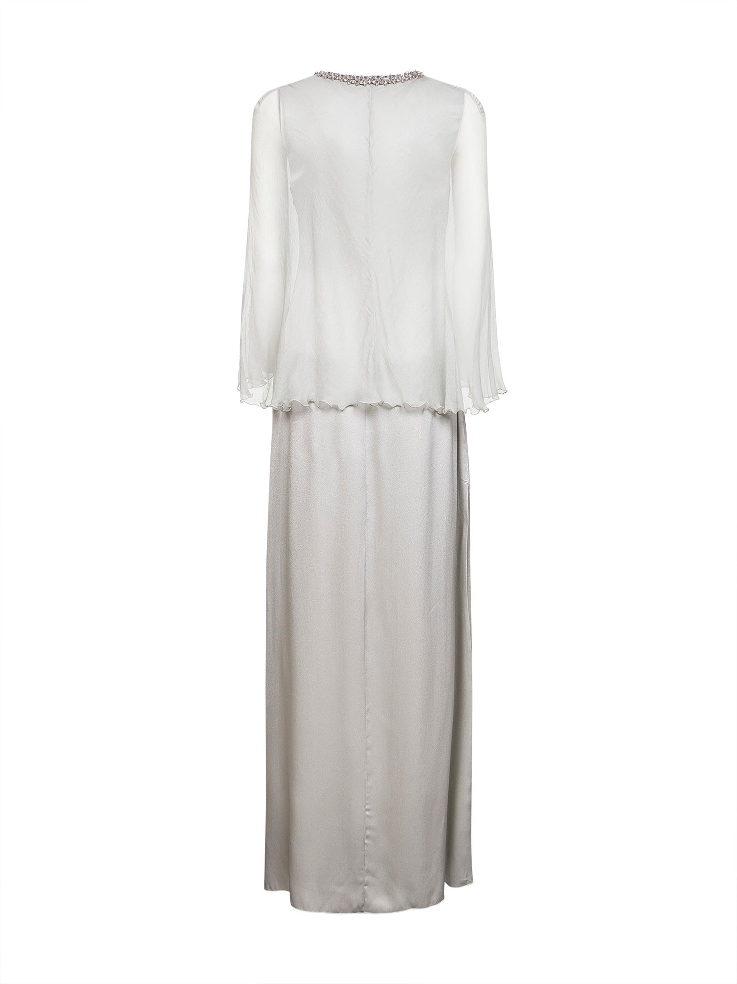 Abito lungo in raso grigio perla con mantella in chiffon