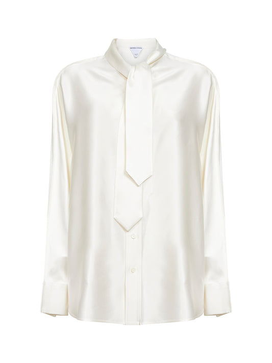 Camicia oversize con cravatta in satin di seta fluida gesso