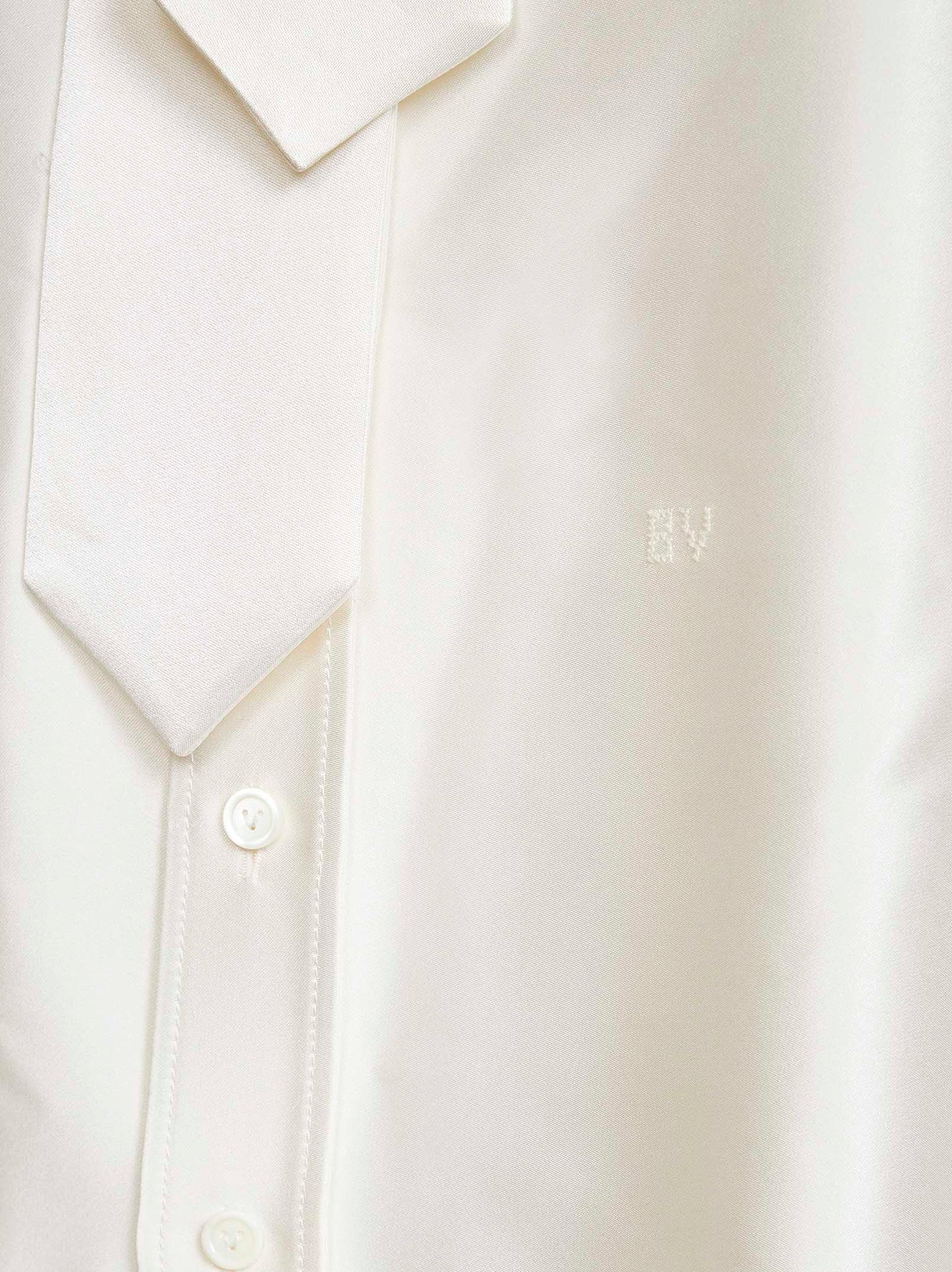 Camicia oversize con cravatta in satin di seta fluida gesso