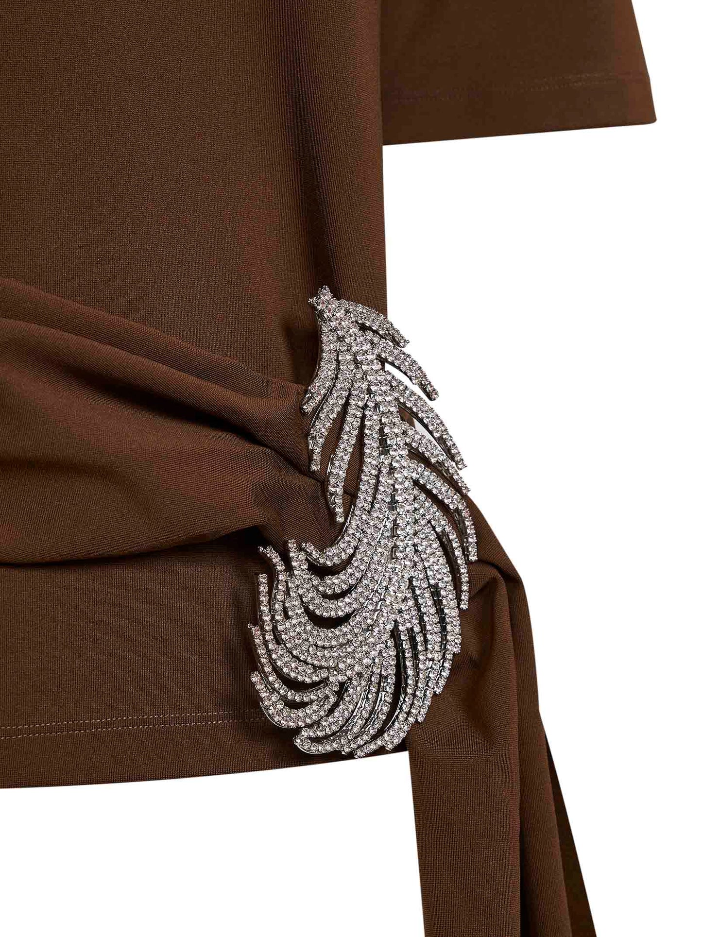 T-shirt in jersey stretch marrone con piuma in cristalli