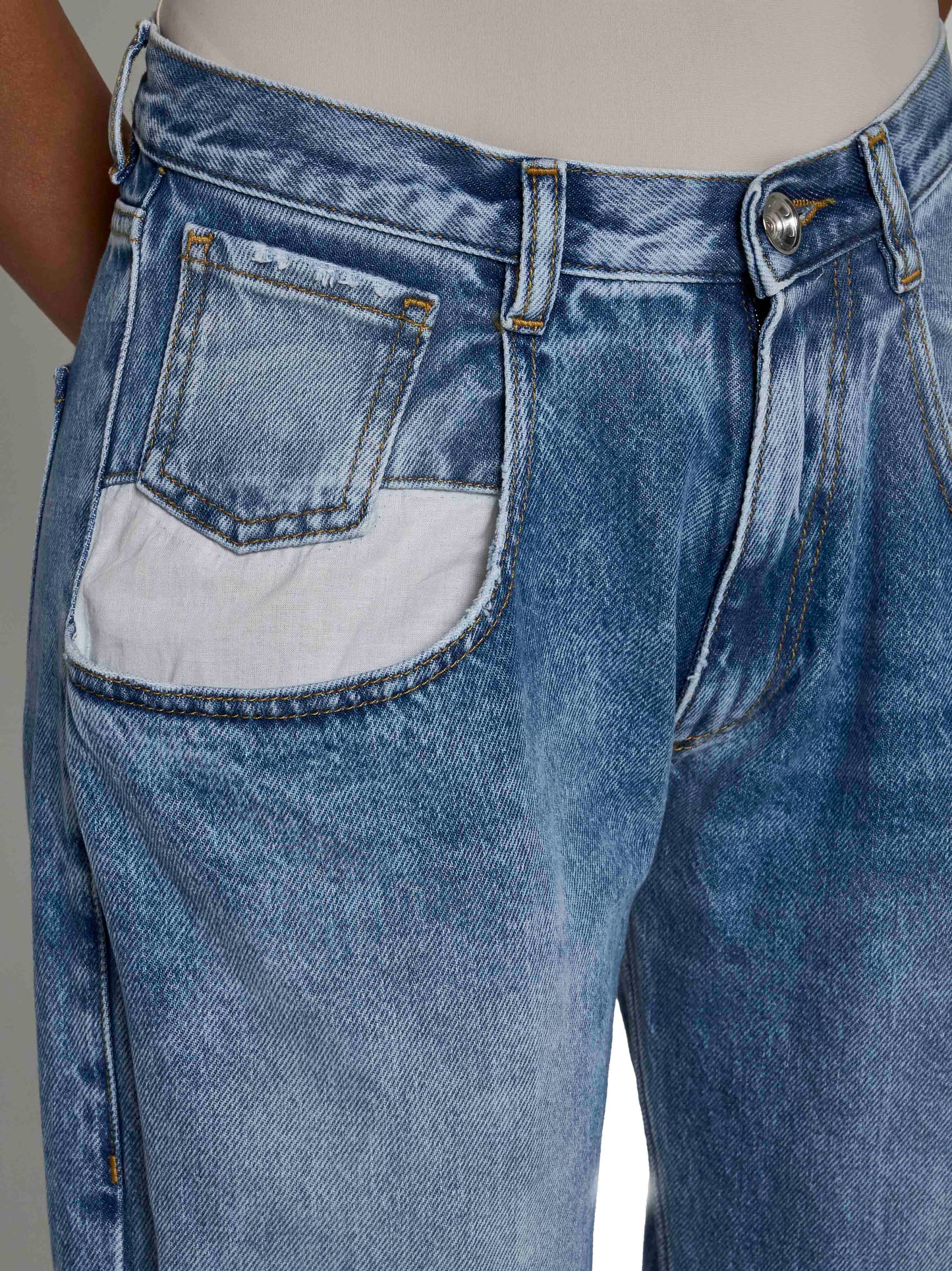 Jeans a gamba dritta con tasche a contrasto