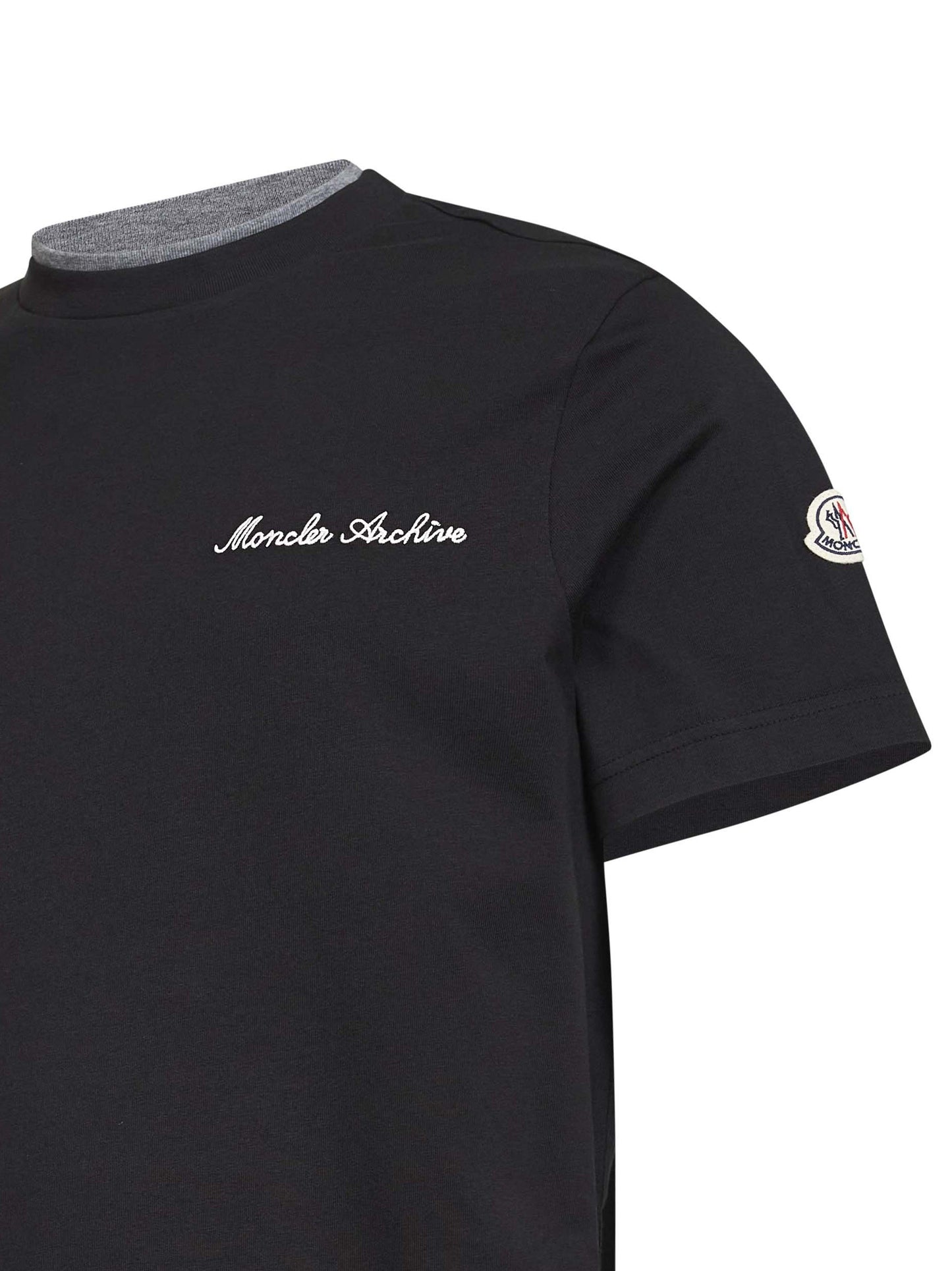 T-shirt in cotone nero con logo ricamato