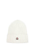 Berretto con logo in maglia di lana vergine bianca