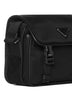 Borsa in Re-nylon con placca-logo