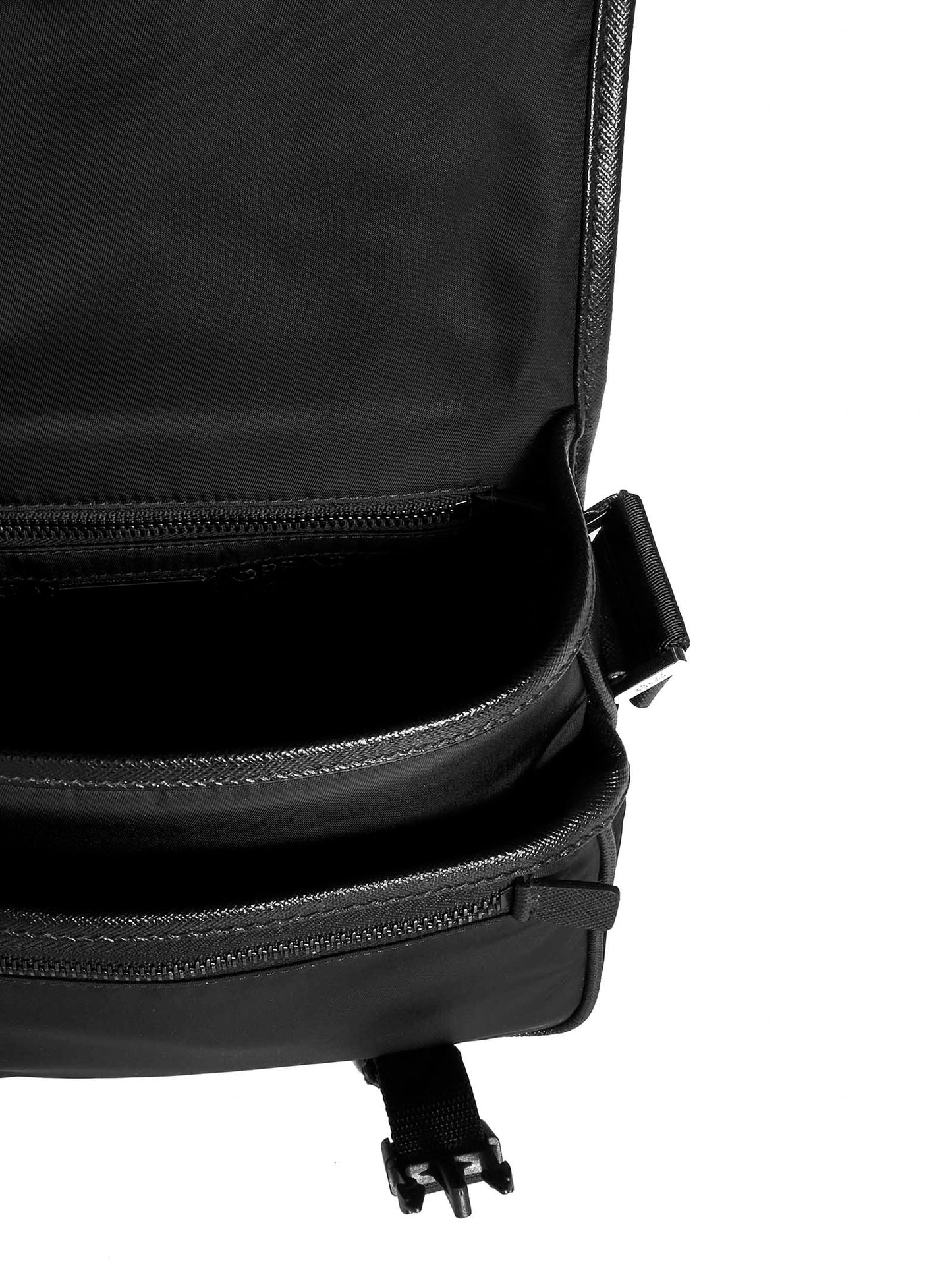 Borsa in Re-nylon con placca-logo