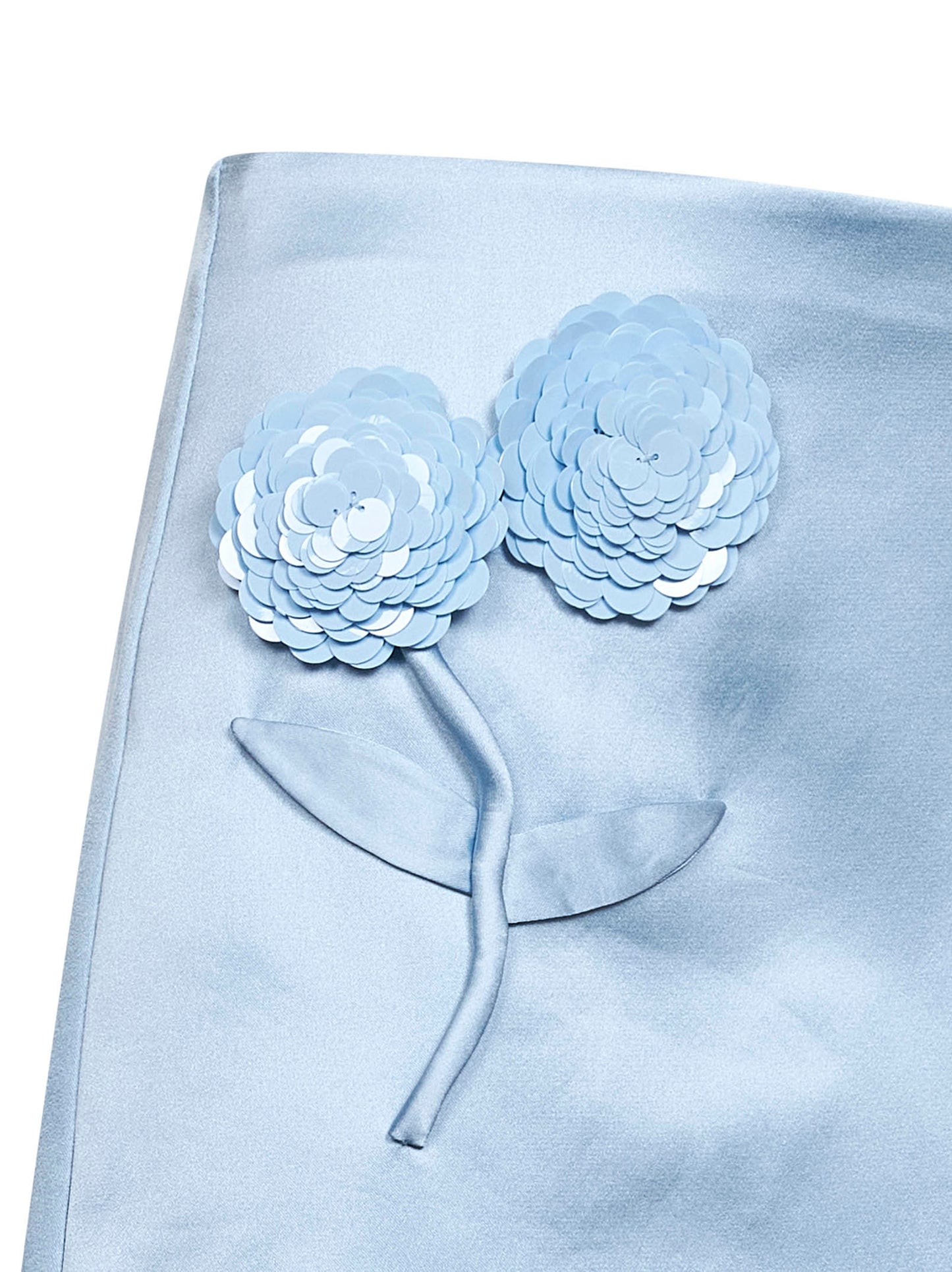 Minigonna in raso azzurro con fiori 3D in paillettes